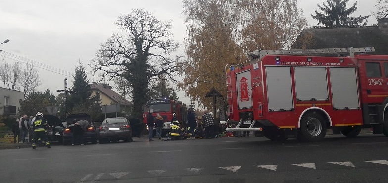 Wypadek w Genowefie z udziałem trzech samochodów. Są osoby poszkodowane 