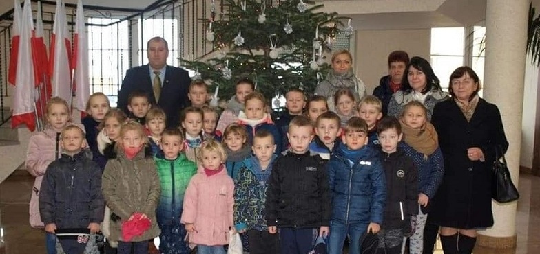 Przyniosły życzenia i kartki świąteczne. Dzieci odwiedziły wójta