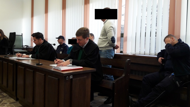 Rozbój w pokoju hotelowym. Oskarżeni stanęli przed sądem 