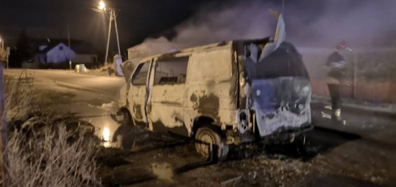 Strażacy w nocy gasili pożar samochodu. Spłonął volkswagen