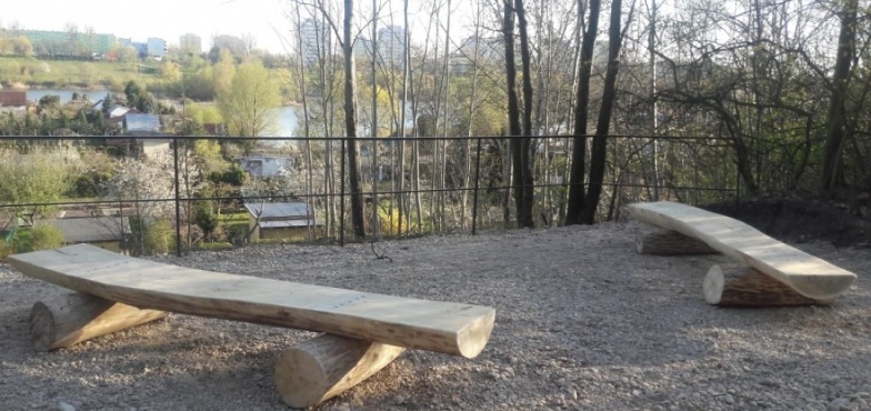 Z tarasu można już obserwować Zatorze. Wolno spacerować, więc nie brakuje tam mieszkańców 