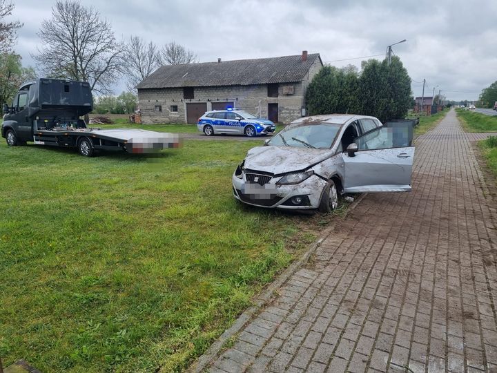 Straciła panowanie nad autem, które dachowało