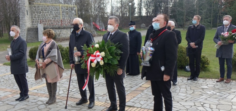 Pod tablicą przy kościele uczcili minutą ciszy pamięć ofiar katastrofy smoleńskiej