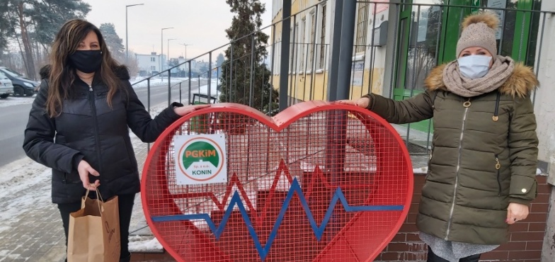 Kosz w kształcie serca przed biurowcem. „To inicjatywa wspierająca  pomoc dla potrzebujących”