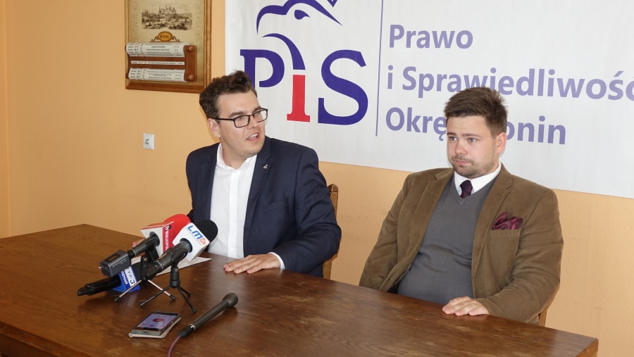 - Jesteśmy oburzeni, że urząd wspiera ideologiczną walkę za pomocą oświaty – mówi Krystian Majewski