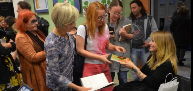 Konin lubi książki. Mieszkańcy znów licznie odwiedzili bibliotekę, tym razem by spotkać Dorotę Masłowską