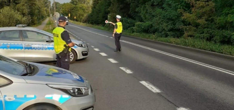 Przekraczanie prędkości – bolączką mieszkańców Skulska. Dzielnicowy w patrolu z drogówką 