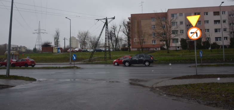 Skręcać w prawo czy w lewo? Nawet policjanci źle interpretowali ten znak na krzyżówce 