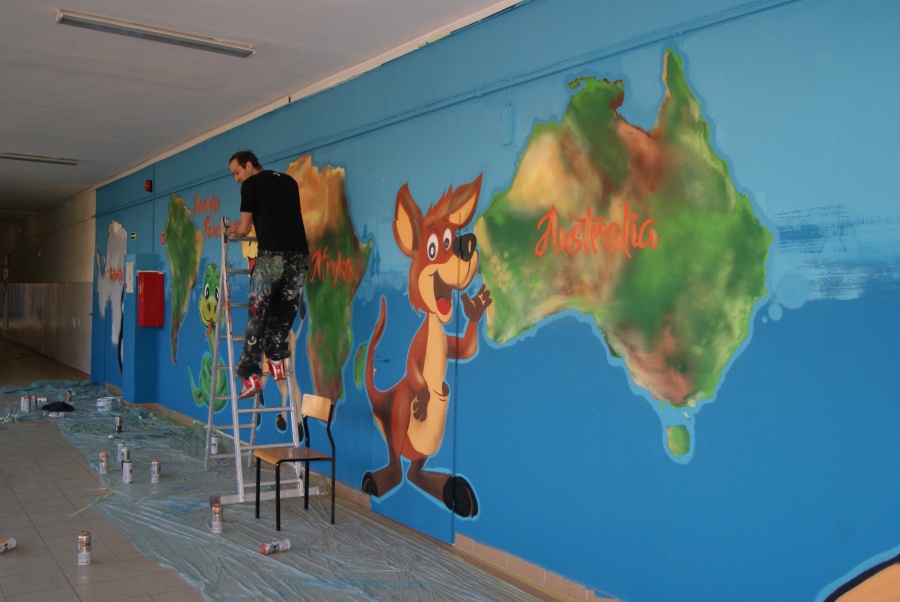 Malują graffiti na szkolnym korytarzu. Kontynenty i zwierzęta ozdobią Gimnazjum nr 7