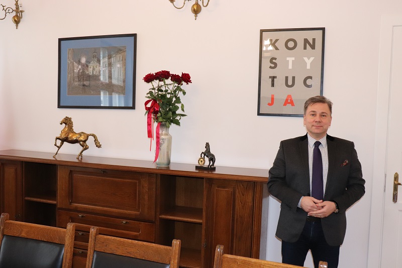 Napis „Konstytucja” na ścianie gabinetu prezydenta 