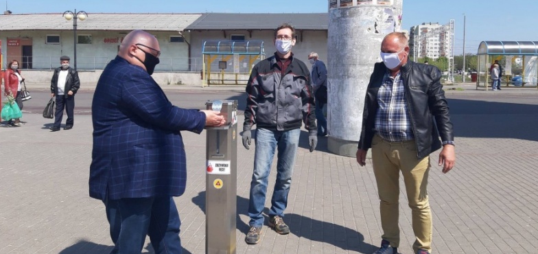  W dwóch miejscach zamontowano punkty do dezynfekcji dłoni. Takich urządzeń może być więcej