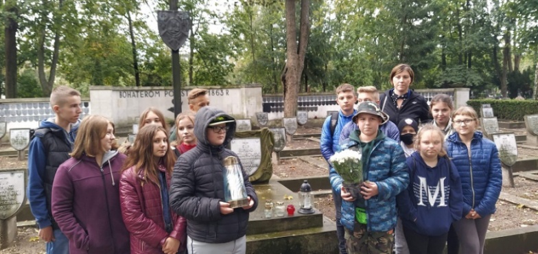 Z małych szkół do wielkiego miasta. Uczniowie złożyli kwiaty na grobie swojego patrona