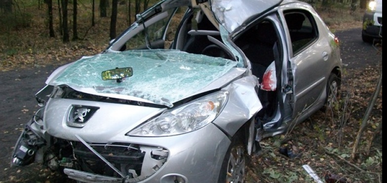 Na leśnej drodze peugeot uderzył w drzewo. Jedna osoba trafiła do szpitala