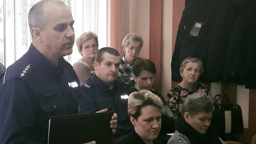 Komendant przedstawił dzielnicowego. Podał ważne numery telefonów