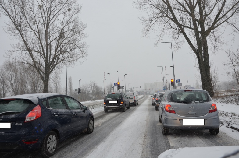 Od rana pada śnieg. Jak wygląda sytuacja na drogach? 