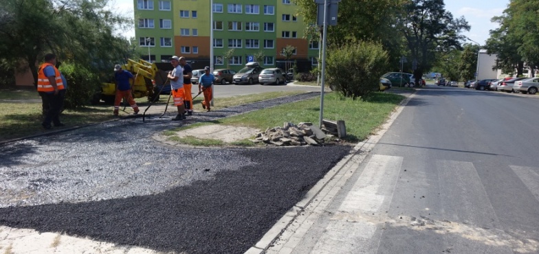 Mieszkańcy przyglądają się i nie wierzą. „Nawet na wsiach kładą kostkę zamiast asfaltu”