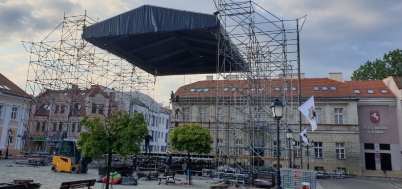  Budują wielką scenę przed urzędem. Dziecięcy festiwal ponownie na placu Wolności
