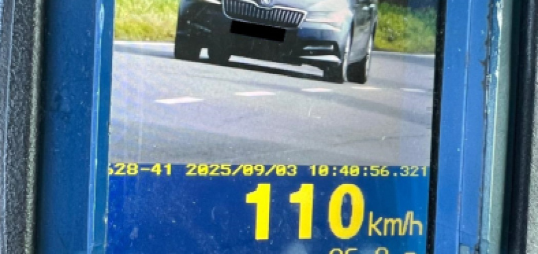 Pędził drogą blisko szkoły. Stracił prawo jazdy