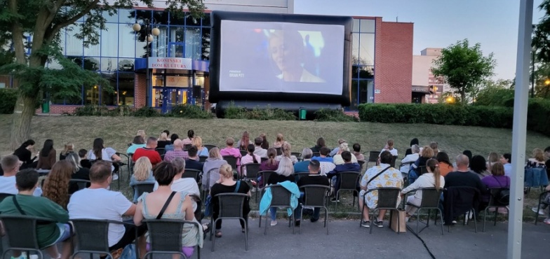 Kino pod gwiazdami cieszy się niesłabnącym zainteresowaniem. Jakie filmy i kiedy można będzie wkrótce obejrzeć? 