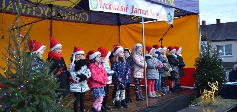 Rozbłysła choinka na środku placu. Świąteczny jarmark znów udany