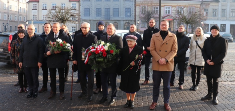 „To jeden z elementów dbania miasta o historię”. Złożyli kwiaty pod tablicą na placu Wolności