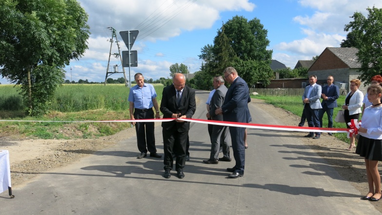 Wicemarszałek, starosta i wójt na otwarciu drogi. Babia i Zarzew mają nowy asfalt