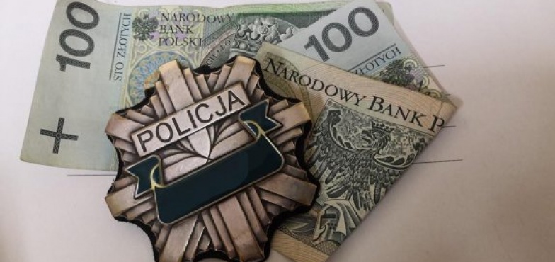 62 tysiące złotych stracił 90-latek z Konina. Wyrzucił z balkonu swoje oszczędności