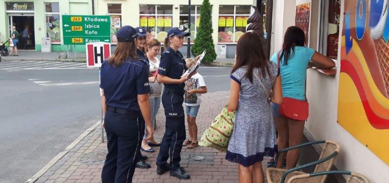 „Rozmów o bezpieczeństwie nigdy za wiele”. Policjanci prowadzą kolejne działania 