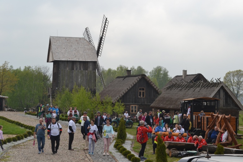 Ponad 200 rowerzystów dotarło do skansenu w Biczu. Pokonali 18 kilometrową trasę