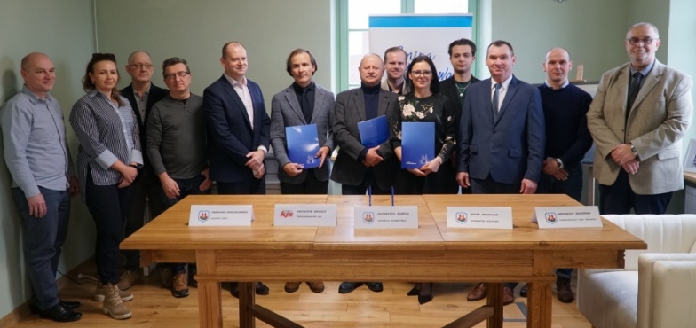 To historyczna chwila! Umowa podpisana przy replice stołu burmistrza z okresu międzywojnia