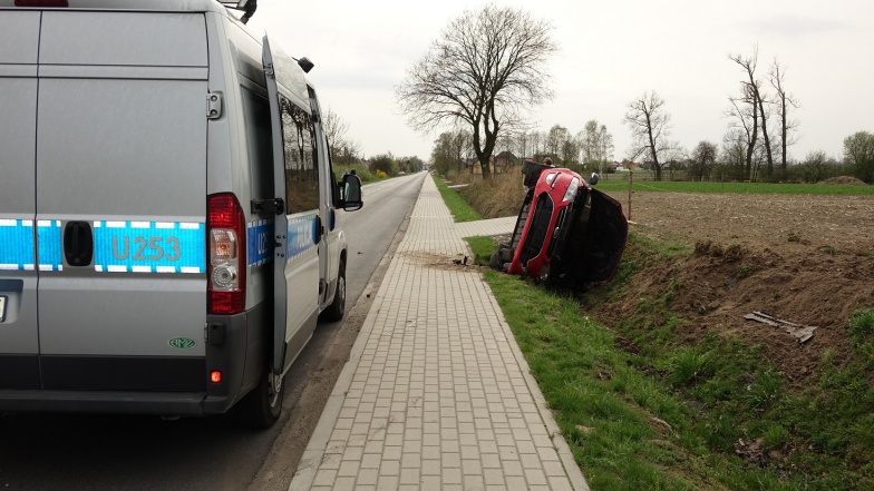 Ford wpadł do rowu. Wypadek obok motelu w Modle