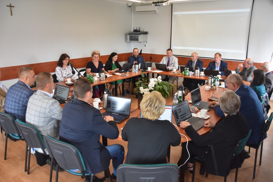 Łąki słabo nawodnione. Niszczone są kłódki na zastawkach