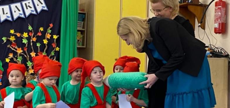 Pasowanie na przedszkolaka. Wśród smakołyków był okazały tort