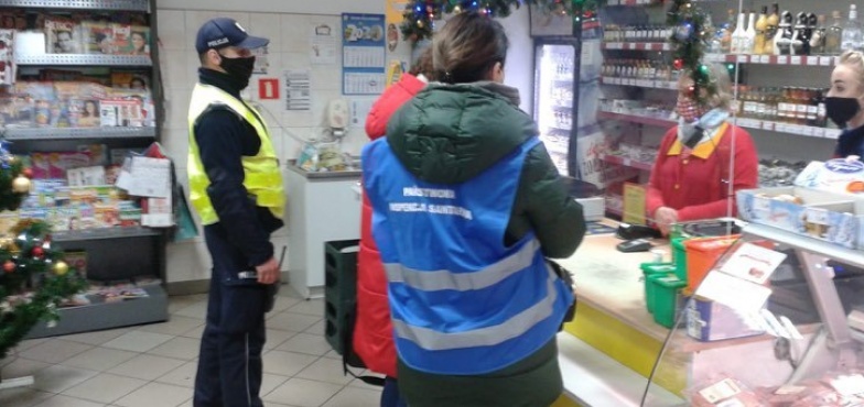 Kontrole w sklepach trwają. Policjanci i inspektorzy sanitarni odwiedzają placówki