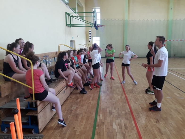 Mistrz Wielkopolski organizuje zajęcia dla młodzieży. Uczą gry w siatkówkę