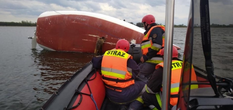 Przewrócona żaglówka na jeziorze w Łężynie 