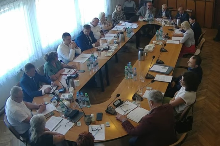 „Nie mamy informacji, żeby coś się działo”. Radni na temat przystanku w Patrzykowie