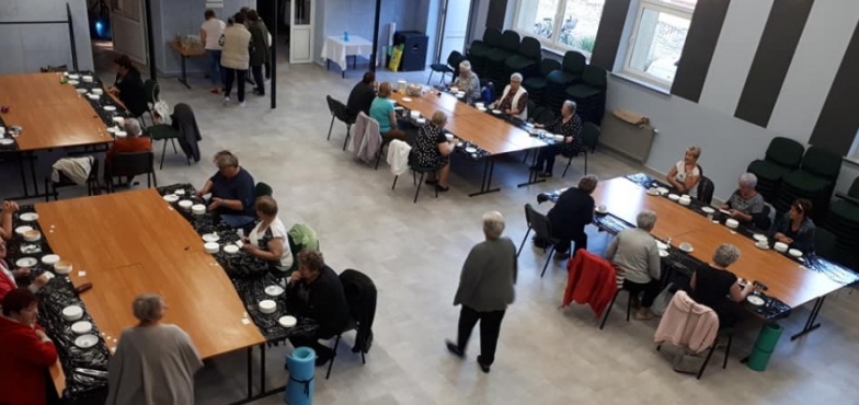 Seniorzy bawią się w ośrodku kultury. Są zajęcia artystyczne i sportowe