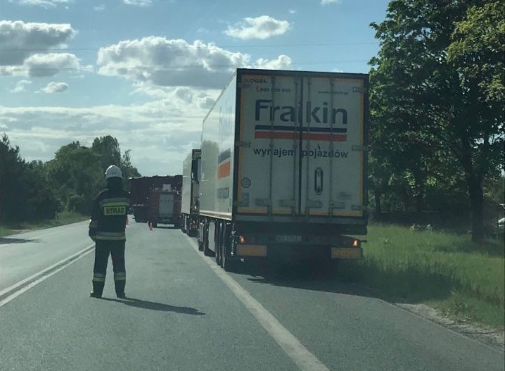 Wypadek motocykla i ciężarówki. Utrudnienia na drodze krajowej w stronę Koła