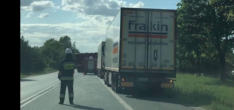 Wypadek motocykla i ciężarówki. Utrudnienia na drodze krajowej w stronę Koła