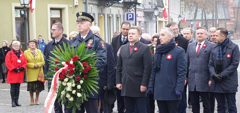 11 Listopada w Koninie. Złożyli kwiaty pod pomnikiem marszałka Piłsudskiego 