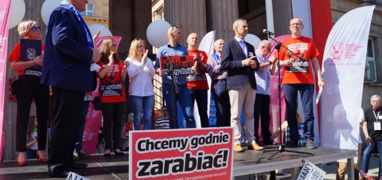 „ZNP nie jedzie prosić, ale krzyczeć”! Konińscy nauczyciele protestują w Warszawie