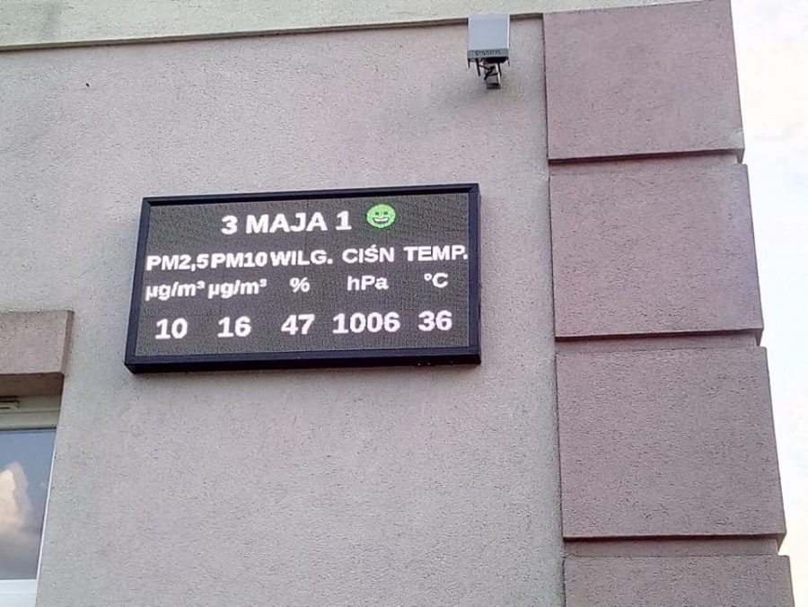 Na Starówce jest tablica do mierzenia poziomu smogu. Pokazuje pomiary z dwóch miejsc  