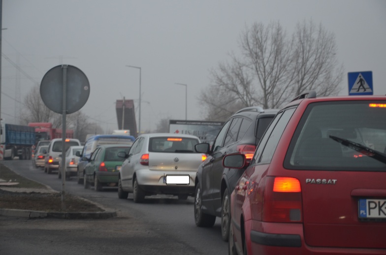 Uwaga kierowcy! W korku można postać nawet 20 minut. Trzeba uzbroić się w cierpliwość
