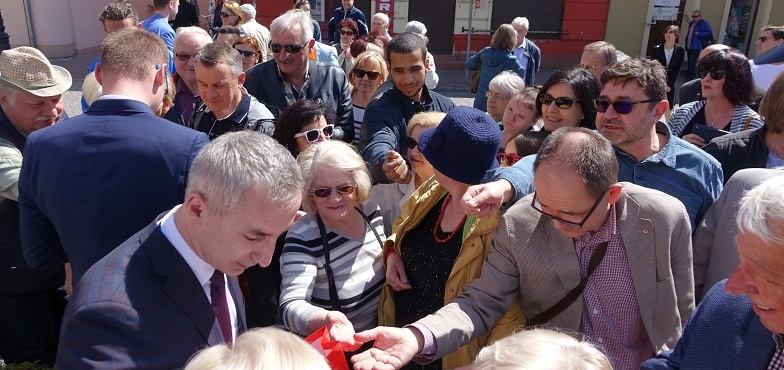 Zagrali „Odę do radości” z balkonu ratusza. „Cieszymy się, że jesteśmy w Unii Europejskiej” 