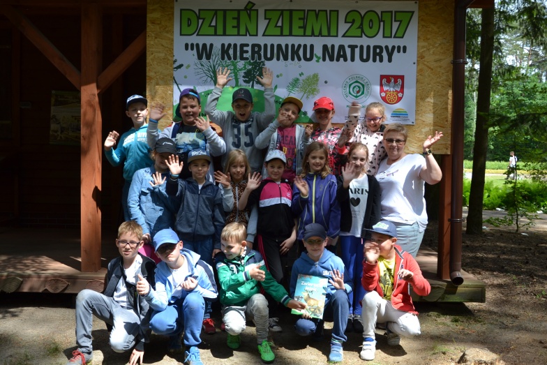 Trzecioklasiści z „trójki” w Dzień Dziecka zamiast festynów, wybrali wędrówkę po lesie