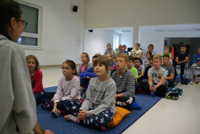 Biblioteka to nie tylko książki. Zagościła tam też magiczna skrzynka kamishibai  