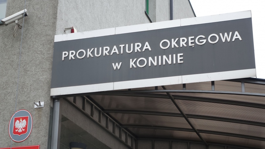 Dwóch funkcjonariuszy KPP w Kole doprowadzonych do prokuratury. Jeden usłyszał zarzuty (AKTUALIZACJA)