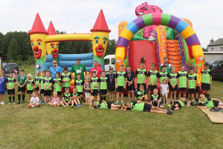 Gminny Klub Sportowy zorganizował piknik. Dzieci zagrały w turnieju