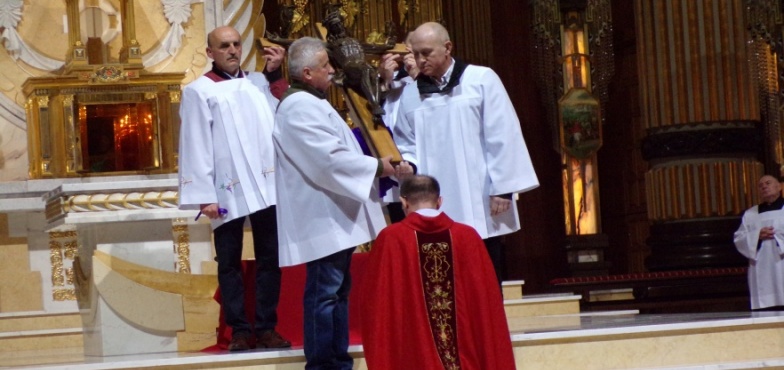 „Zdaje się, że krzyż jest niemy, ale jakże głośno woła o miłości ofiarnej”. Wielki Piątek w Kościele katolickim, czyli dzień męki Chrystusa 